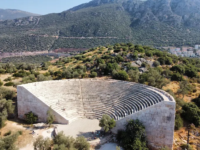 Antiphellos Antik Tiyatrosu, Kaş Antik Tiyatro, Kaş Etkinlik Takvimi, Kaş Konserleri, Antiphellos Tiyatro Gösterileri, Kaş Kültürel Etkinlikler, Kaş Tarihi Mekanlar, Likya Tiyatrosu, Kaş Sanat Etkinlikleri, Antiphellos Gün Batımı, Kaş Festival Mekanları, Ücretsiz Kaş Tiyatro.