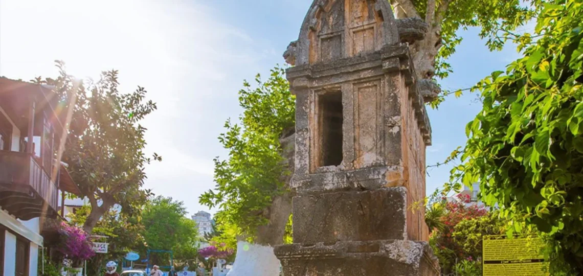 Aslanlı Lahit, Kaş Anıt Mezar, Kaş merkezdeki Uzun Çarşı, Kral Mezarı Kaş, Kaş Kral Mezarı hikayesi, Kaş lahit mezar, Likya Kaya Mezarları, Myra Antik Kenti Nekropolü, Demre Kaya Mezarları, Myra Nekropol, Arykanda Antik Kenti Mezarları, Arykanda Lahitleri, Finike Antik Mezar, Termessos Antik Kenti Nekropolü, Termessos Mezarları, Antalya Antik Mezarlıklar, Patara Antik Kenti Nekropolü, Patara Lahitleri, Patara Antik Mezarlar, Simena (Kaleköy) Nekropolü, Simena Denizdeki Lahit, Kekova Mezar, Kral Mezarı Dalyan, Dalyan Kaya Mezarları, Antiphellos Antik Kent.